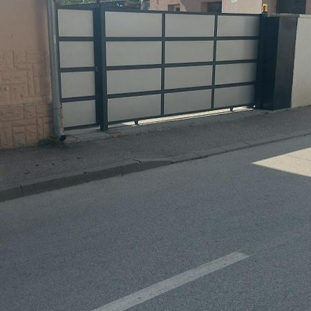 Apartman Espresso Sa Parkingom Sremska Mitrovica Buitenkant foto