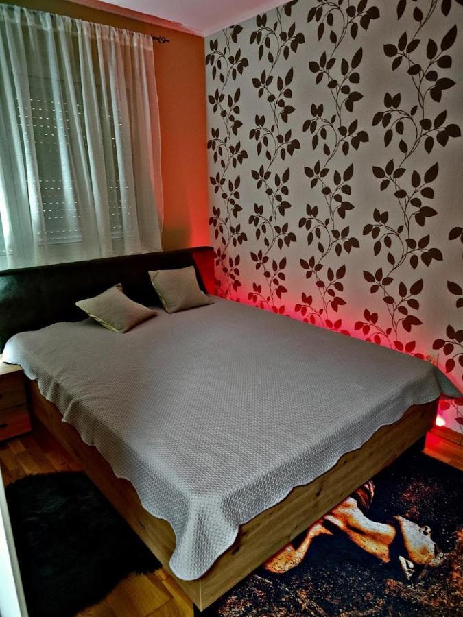 Apartman Espresso Sa Parkingom Sremska Mitrovica Buitenkant foto