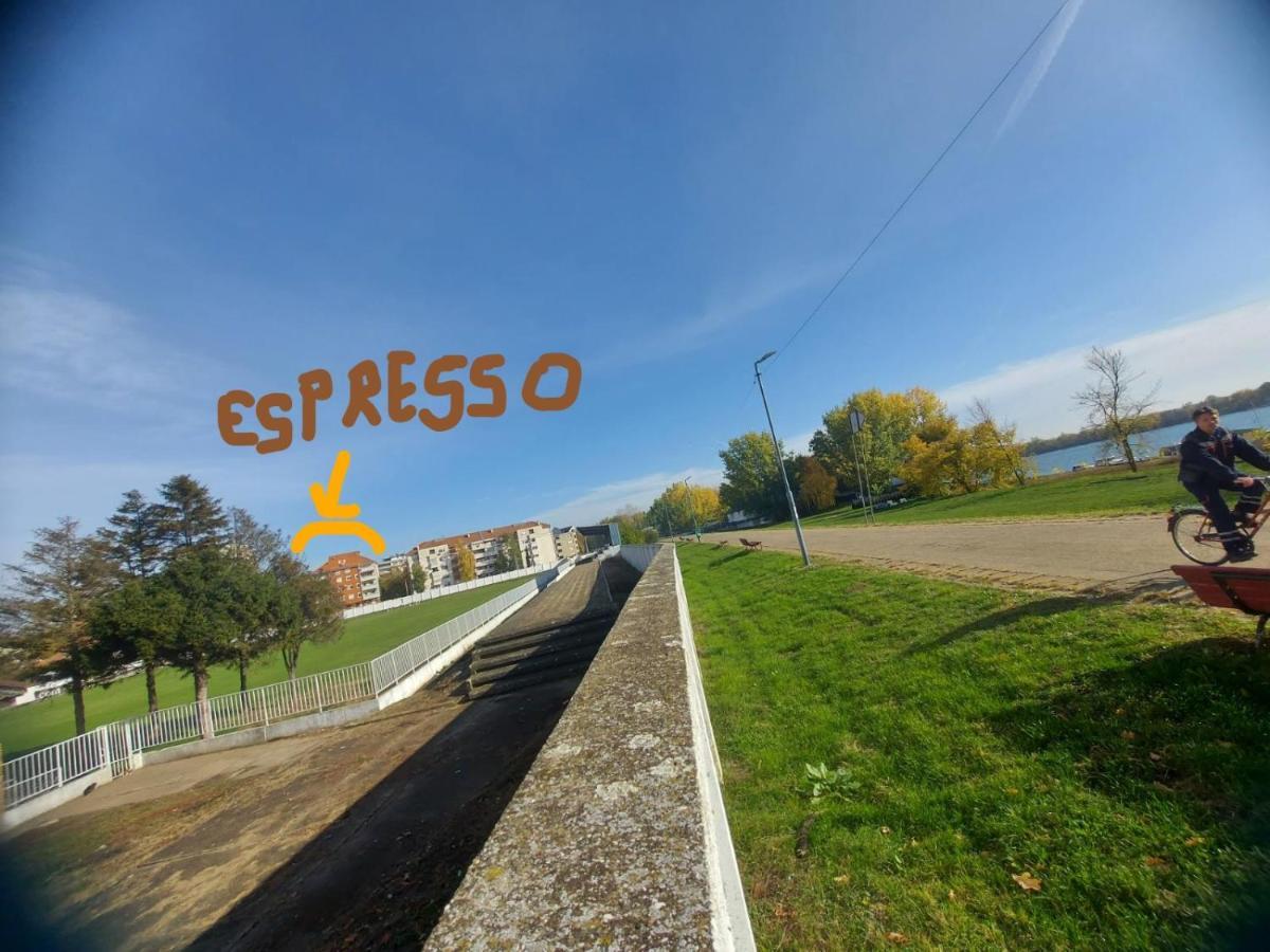 Apartman Espresso Sa Parkingom Sremska Mitrovica Buitenkant foto
